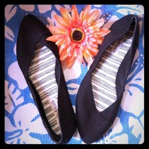 kelly & katie black flats EUC